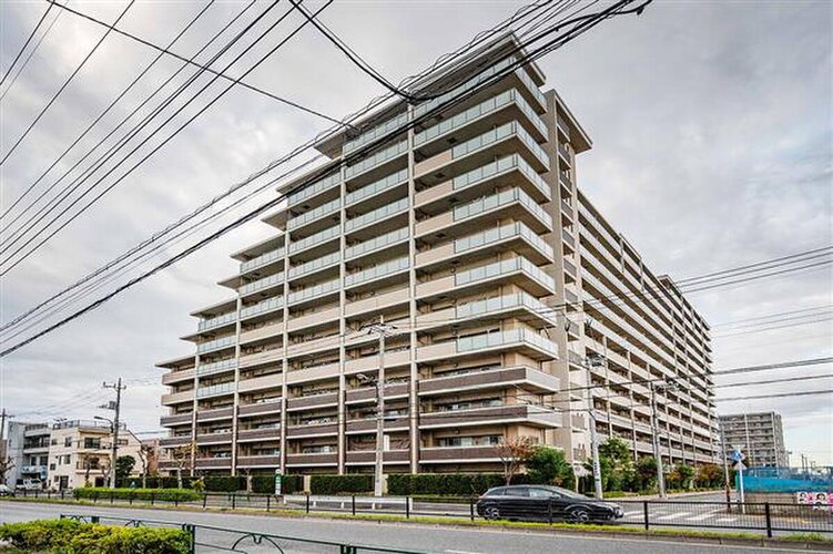 都営新宿線「一之江」駅まで徒歩11分。都市機能の利便性を感じられる立地に建つマンションです。
