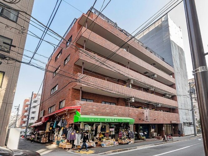 閑静な住宅街に佇むマンション。柔らかい色調とマットな素材が穏やかな雰囲気を奏でます。 閑静な住宅街に佇むマンション。柔らかい色調とマットな素材が穏やかな雰囲気を奏でます。