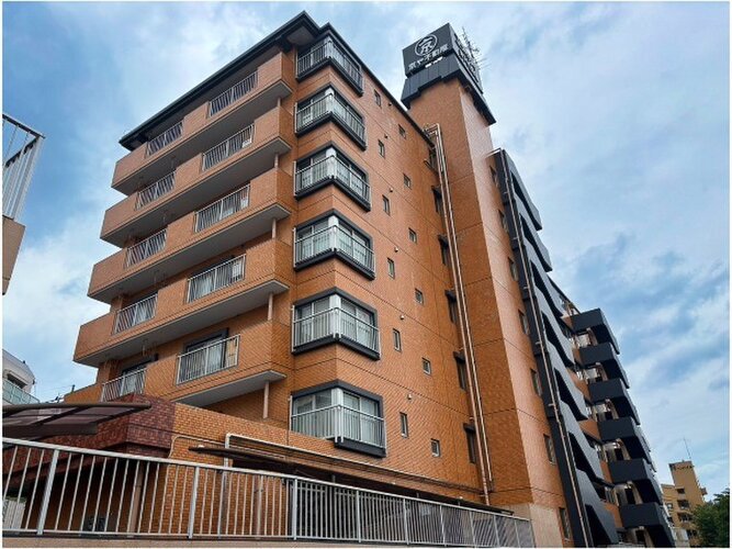 十日市場駅まで徒歩5分。都市生活の利便性と充実感を得られる立地に佇んでいます。 十日市場駅まで徒歩5分。都市生活の利便性と充実感を得られる立地に佇んでいます。