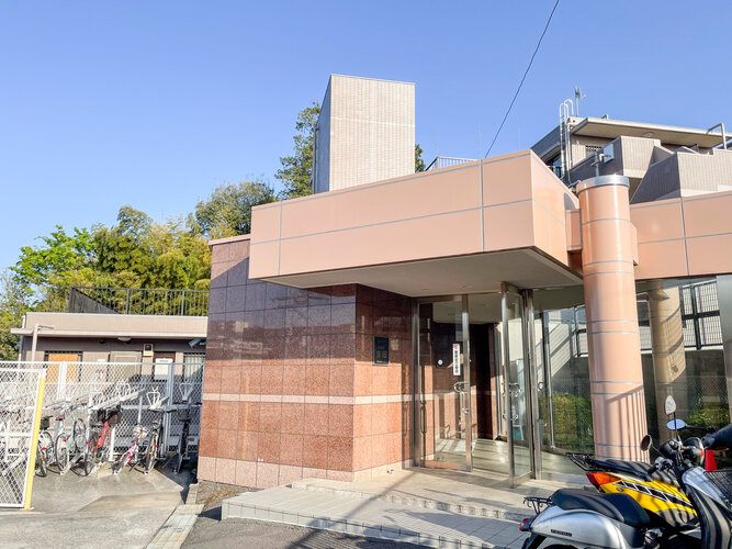 閑静な住宅街に佇むマンション。柔らかい色調とマットな素材が穏やかな雰囲気を奏でます。 閑静な住宅街に佇むマンション。柔らかい色調とマットな素材が穏やかな雰囲気を奏でます。