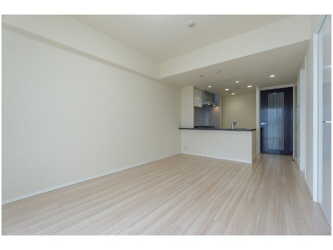 落ち着きのあるフローリングと清潔感のあるクロスが心和む空間を作り出しています。 落ち着きのあるフローリングと清潔感のあるクロスが心和む空間を作り出しています。