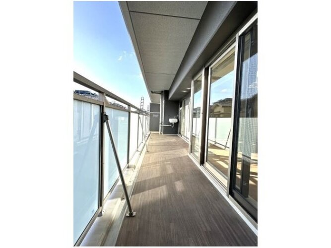 プライベート性を確保したバルコニー。そよ風を感じながら穏やかに過ごせます。