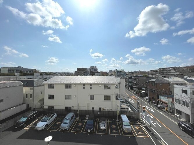 目の前に大きく広がる空。思わず深呼吸したくなる気持ちのよい眺望です。