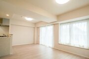 落ち着きのあるフローリングと清潔感のあるクロスが心和む空間を作り出しています。 落ち着きのあるフローリングと清潔感のあるクロスが心和む空間を作り出しています。