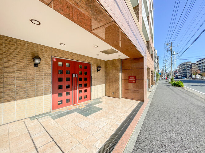 統一した色調でデザインされたマンションは周囲と調和した景観を生み出しています。