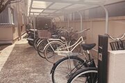 共用部 ・敷地内の屋根付き駐輪場は月額200円でご利用いただけます。※空き状況はお問合せください。 共用部 ・敷地内の屋根付き駐輪場は月額200円でご利用いただけます。※空き状況はお問合せください。