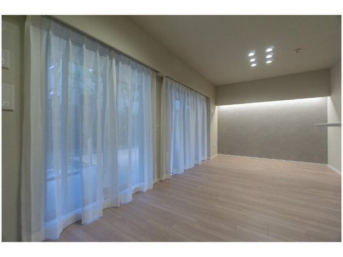 大きな窓があることによって、景色との一体感が生まれ空間をより広く見せる役目を果たしています。 大きな窓があることによって、景色との一体感が生まれ空間をより広く見せる役目を果たしています。