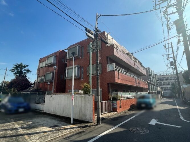 鮮やかな緑を効果的に纏った外観。爽やかな風がそよぐ心温まるお部屋へ優しく誘います。 鮮やかな緑を効果的に纏った外観。爽やかな風がそよぐ心温まるお部屋へ優しく誘います。