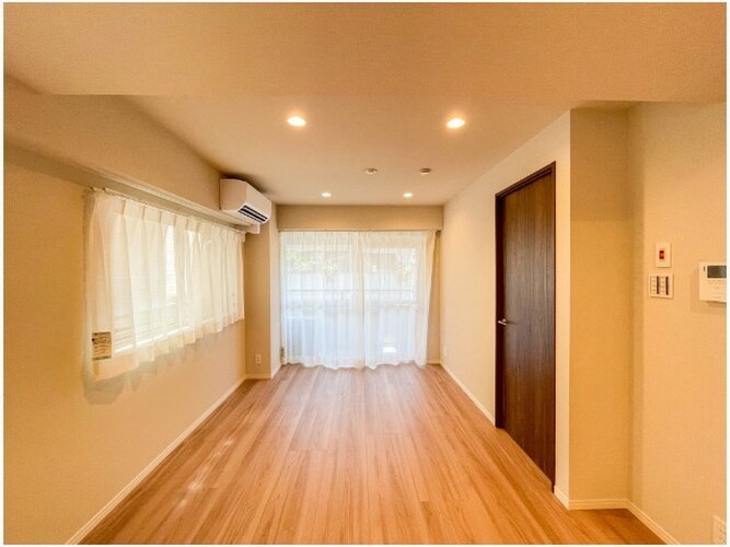 建物全体の雰囲気と合わせた色調と素材のリノベーション。居心地よくホッととできる空間です。