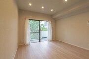 柔らかな色合いのフローリングと清潔感のあふれる白のクロスが明るい空間を創り出しているLDK。