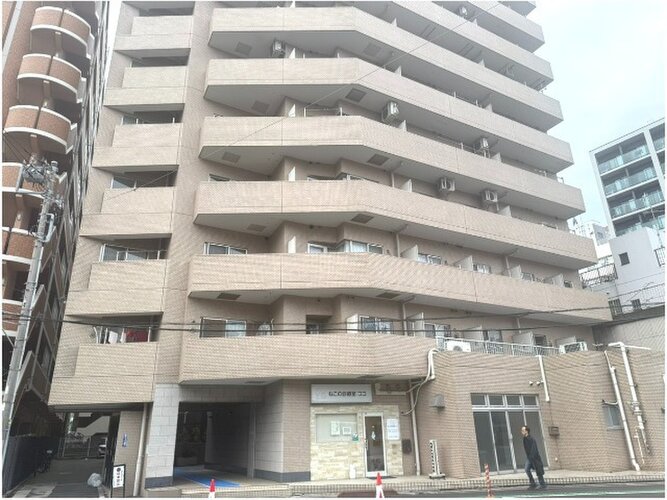 統一した色調でデザインされたマンションは周囲と調和した景観を生み出しています。 統一した色調でデザインされたマンションは周囲と調和した景観を生み出しています。