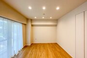 お部屋の形が綺麗なリビングの為、テーブルやソファなどの家具を一通り置くことができそうです♪ お部屋の形が綺麗なリビングの為、テーブルやソファなどの家具を一通り置くことができそうです♪