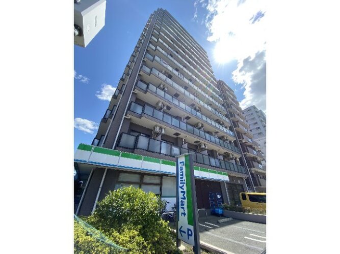 陽だまりの中でそよ風を感じる快適な空間。青空の下にその落ち着きのある外観を描き出します。 陽だまりの中でそよ風を感じる快適な空間。青空の下にその落ち着きのある外観を描き出します。