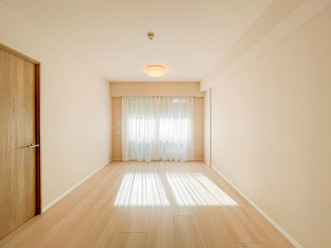 ほっと一息つけるような、安心できる空間です♪シンプルな内装は、ニーズが変わってもご活用頂けそうです。 ほっと一息つけるような、安心できる空間です♪シンプルな内装は、ニーズが変わってもご活用頂けそうです。