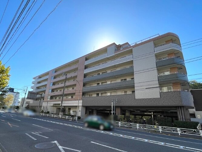 どこか余裕を感じさせるシャープなフォルムで佇む外観は、晴天の空と合わせる事で堂々たる趣を見せます。 どこか余裕を感じさせるシャープなフォルムで佇む外観は、晴天の空と合わせる事で堂々たる趣を見せます。