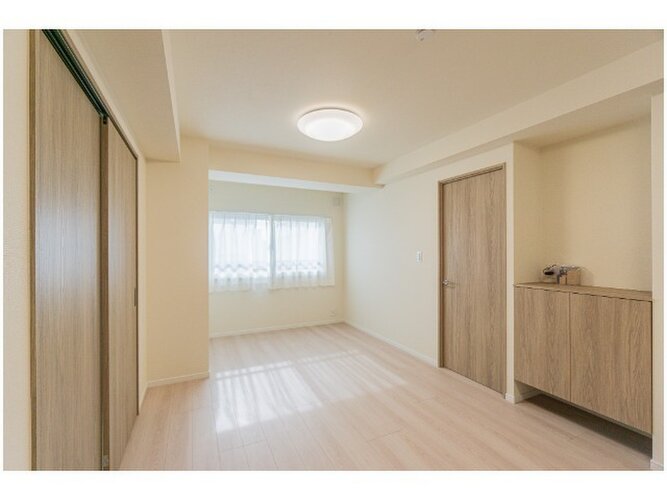 爽やかな風がそよぐ光に溢れた空間。清々しい気持ちになるお部屋です。 爽やかな風がそよぐ光に溢れた空間。清々しい気持ちになるお部屋です。