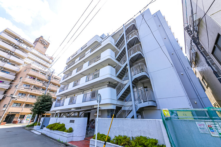 時の流れに色あせることのない瀟洒な外観。朝晩、1年365日、様々な表情を見せます。 時の流れに色あせることのない瀟洒な外観。朝晩、1年365日、様々な表情を見せます。