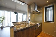リビングダイニングとスムーズに繋がる対面式キッチン。料理や片付けが捗る明るい空間に仕上げました。
