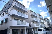 閑静な住宅街に佇むマンション。柔らかい色調とマットな素材が穏やかな雰囲気を奏でます。 閑静な住宅街に佇むマンション。柔らかい色調とマットな素材が穏やかな雰囲気を奏でます。