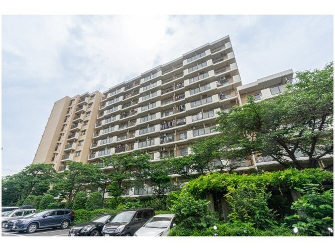 鮮やかな緑を効果的に纏った外観。爽やかな風がそよぐ心温まるお部屋へ優しく誘います。