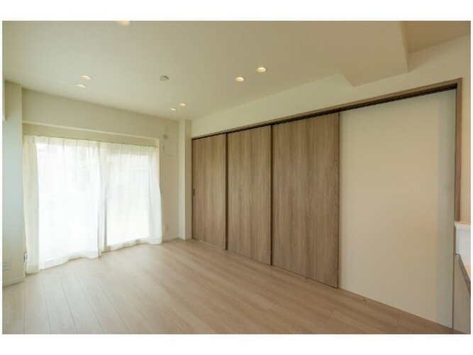 落ち着きのあるフローリングと清潔感のあるクロスが心和む空間を作り出しています。 落ち着きのあるフローリングと清潔感のあるクロスが心和む空間を作り出しています。