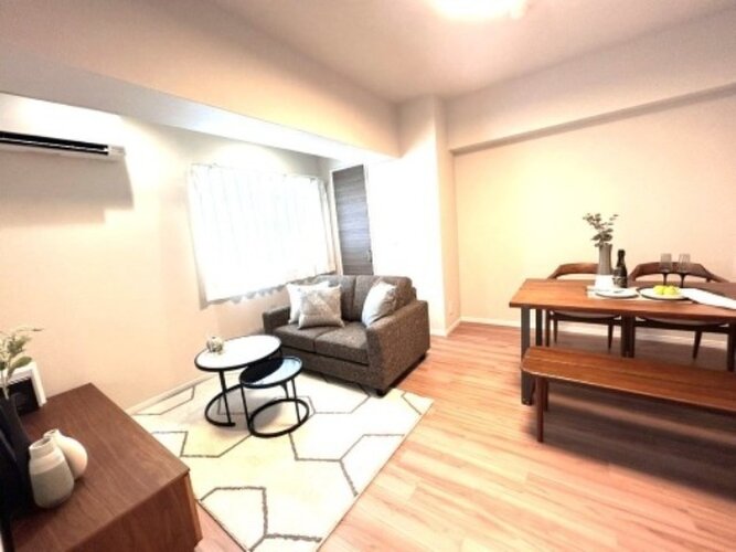 柔らかな色合いのフローリングと清潔感のあふれる白のクロスが明るい空間を創り出しているLDK。 柔らかな色合いのフローリングと清潔感のあふれる白のクロスが明るい空間を創り出しているLDK。