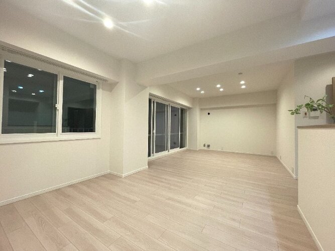 柔らかな色合いのフローリングと清潔感のあふれる白のクロスが明るい空間を創り出しているLDK。 柔らかな色合いのフローリングと清潔感のあふれる白のクロスが明るい空間を創り出しているLDK。