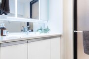 爽やかで清潔感が溢れる洗面化粧台はPanasonic製を採用しました。三面鏡裏や足元の収納など、細かいものまでたっぷりと収納できます。 爽やかで清潔感が溢れる洗面化粧台はPanasonic製を採用しました。三面鏡裏や足元の収納など、細かいものまでたっぷりと収納できます。