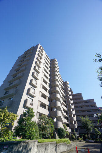 陽だまりの中でそよ風を感じる快適な空間。青空の下にその落ち着きのある外観を描き出します。