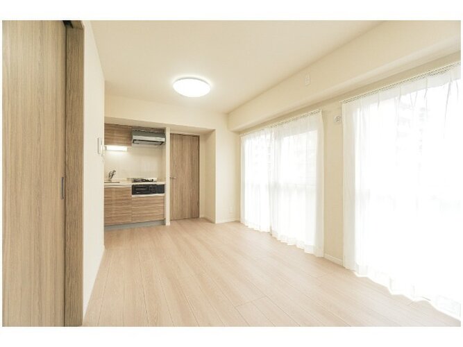 陽当り良好なLDKは、温かな陽光が帰ってきたくなる場所、安心できる場所としてリビングを演出します。 陽当り良好なLDKは、温かな陽光が帰ってきたくなる場所、安心できる場所としてリビングを演出します。