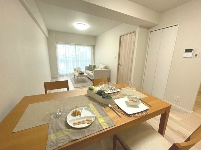 西京極駅まで徒歩8分。都市生活の利便性と充実感を得られる立地に佇んでいます。