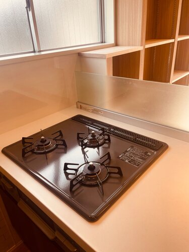 キッチン　・三口コンロや食器洗浄機が搭載されているシステムキッチンです。使い勝手良好で、家事時短の味方です。キッチンにも窓があり、換気もしやすくなっております。