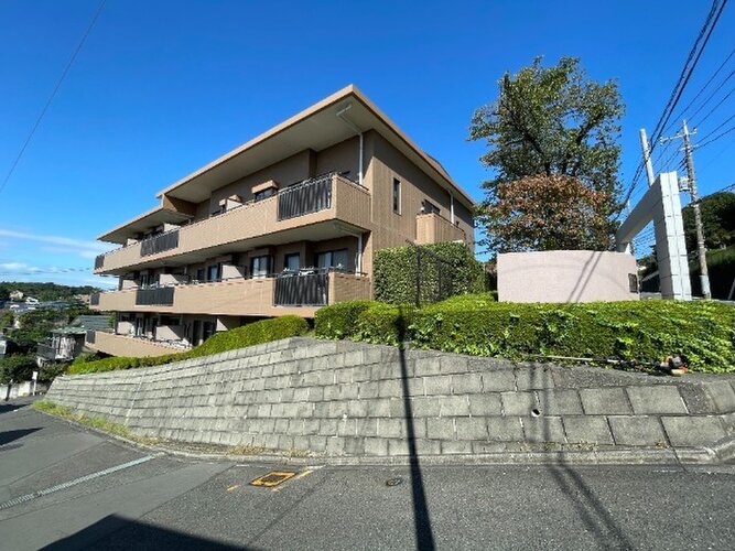 閑静な住宅街に佇むマンション。柔らかい色調とマットな素材が穏やかな雰囲気を奏でます。