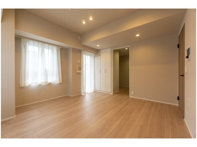 落ち着きのあるフローリングと清潔感のあるクロスが心和む空間を作り出しています。