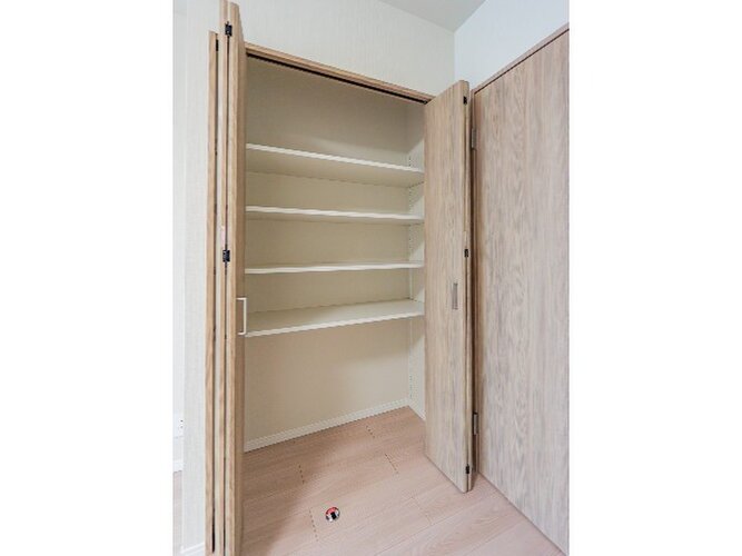 室内の収納に拘っています。少しでも空いているスペースを収納にすることで、無駄のない空間を演出しております。 室内の収納に拘っています。少しでも空いているスペースを収納にすることで、無駄のない空間を演出しております。