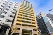 新宿五丁目駅まで徒歩1分。都市生活の利便性と充実感を得られる立地に佇んでいます。
