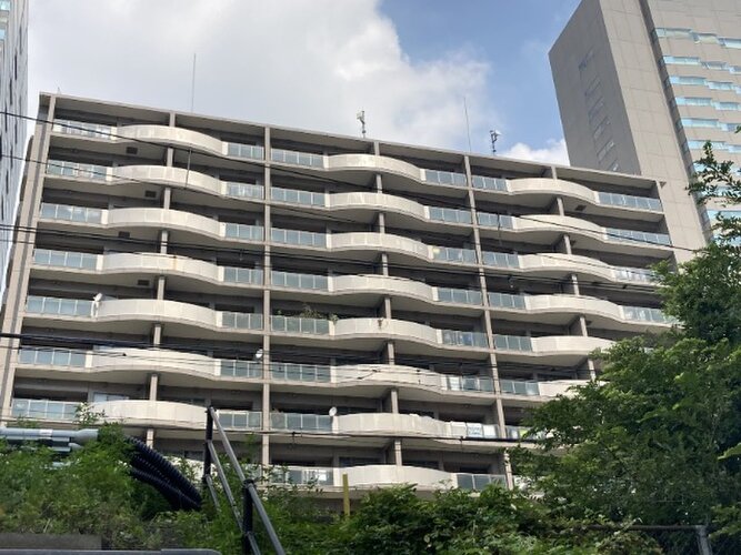 重厚なイメージを受けるマンション。住むほどにその印象が誇らしくなります。 重厚なイメージを受けるマンション。住むほどにその印象が誇らしくなります。