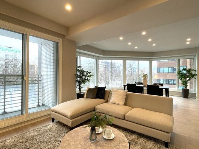 大きな窓から光の差し込み広々としたリビング!※現地の家具は全てディスプレイです。 大きな窓から光の差し込み広々としたリビング!※現地の家具は全てディスプレイです。