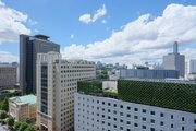 バルコニーからの眺望です。遠くまで青々と広がる大空や季節を語る樹々の様子までも堪能できる眺望を手中におさめる暮らしが叶います。 バルコニーからの眺望です。遠くまで青々と広がる大空や季節を語る樹々の様子までも堪能できる眺望を手中におさめる暮らしが叶います。