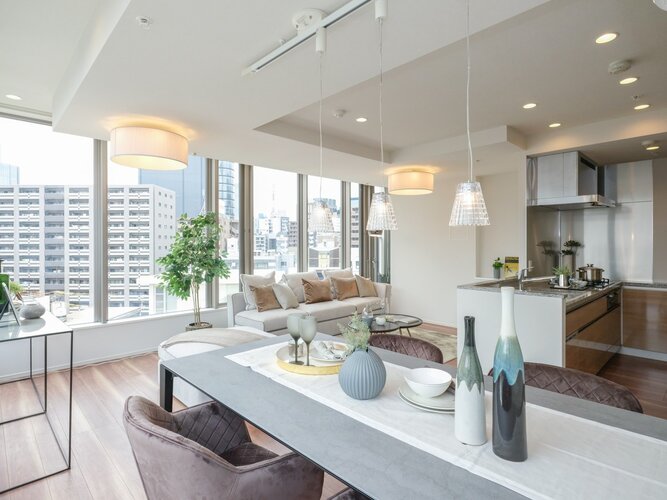 角部屋ならではの二面採光で、めいっぱいの光を採り込むリビングからは東京タワーが望めます。夜はライトアップされた東京タワーを眺めながらのリラクゼーションタイムをお過ごしいただくのもいいですね。 角部屋ならではの二面採光で、めいっぱいの光を採り込むリビングからは東京タワーが望めます。夜はライトアップされた東京タワーを眺めながらのリラクゼーションタイムをお過ごしいただくのもいいですね。