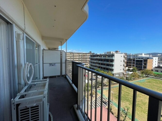 穏やかな風を感じられるバルコニー。外の新鮮な空気にあたって一息つけます。