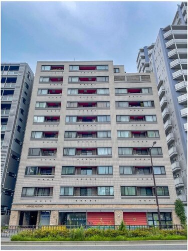 どこか余裕を感じさせるシャープなフォルムで佇む外観は、晴天の空と合わせる事で堂々たる趣を見せます。 どこか余裕を感じさせるシャープなフォルムで佇む外観は、晴天の空と合わせる事で堂々たる趣を見せます。