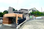 閑静な住宅街に佇むマンション。柔らかい色調とマットな素材が穏やかな雰囲気を奏でます。 閑静な住宅街に佇むマンション。柔らかい色調とマットな素材が穏やかな雰囲気を奏でます。