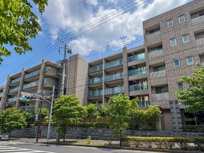 陽だまりの中でそよ風を感じる快適な空間。青空の下にその落ち着きのある外観を描き出します。