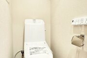 【トイレ】トイレットペーパー類が収納できる吊戸棚付