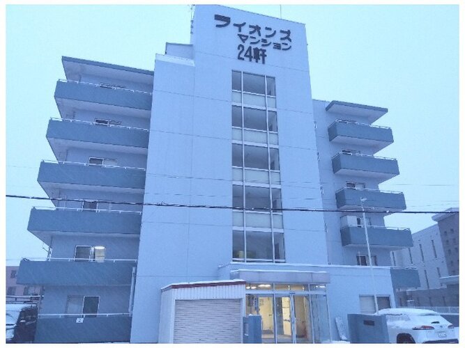 統一した色調でデザインされたマンションは周囲と調和した景観を生み出しています。 統一した色調でデザインされたマンションは周囲と調和した景観を生み出しています。