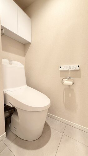 トイレ　＊トイレトペーパー等の収納に便利な吊戸棚付＊