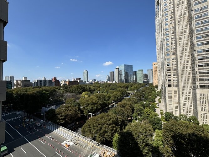 穏やかな街並みを一望しながら、爽やかな風と柔らかく降り注ぐ陽光を感じて頂けます。 穏やかな街並みを一望しながら、爽やかな風と柔らかく降り注ぐ陽光を感じて頂けます。